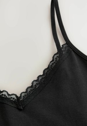 Zwarte camisole met kant langs de halslijn, voorzien van verstelbare banden en een zachte, lichte stof met een gladde textuur.