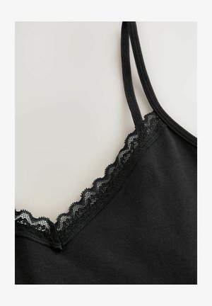Czarna koszulka bez rękawów z koronkowym wykończeniem wzdłuż dekoltu, z regulowanymi ramiączkami oraz miękkim, lekkim materiałem o gładkiej teksturze.