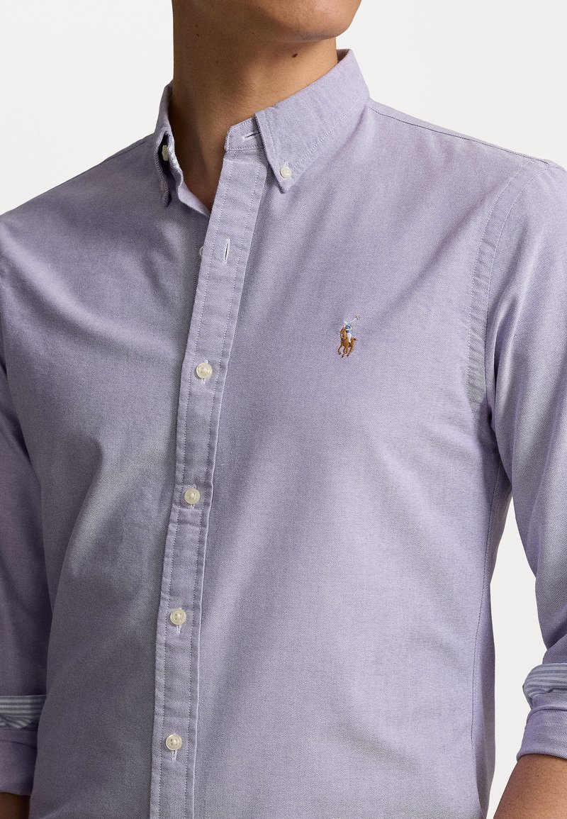 Lichtpaarse button-down shirt met korte mouwen, klassieke kraag en geborduurd logo op de borst, met een gestructureerde stof.