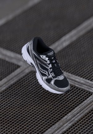 Saucony RIDE MILLENNIUM - Sneakers laag - black/silver