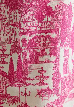 Roter und weißer Stoffdruck, der ein mediterranes Dorf mit Gebäuden, Außentischen, Stühlen, Springbrunnen, Bäumen und Straßenlaternen zeigt.