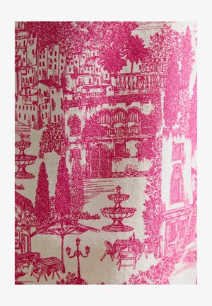 Rødt og hvidt stoftryk, der viser en middelhavslandsby med bygninger, udendørs borde, stole, springvand, træer og gadelygter.