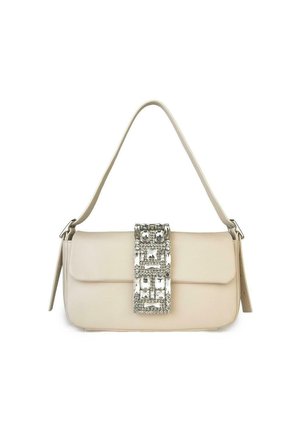 Bolso de piel crema con forma rectangular, adornado con un cierre decorado con piedras brillantes y una sola correa para el hombro.