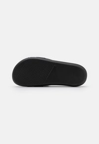 Lacoste - CROCO SLIDE - Muiltjes - black - 4