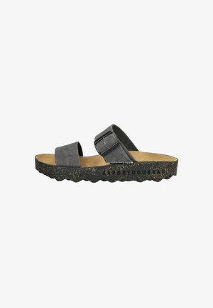 Graue Stoff-Slidesandale mit zwei breiten Riemen und einer Schnalle. Verfügt über eine strukturierte dunkle Sohle mit einer korkähnlichen Oberfläche und dem Markennamen.