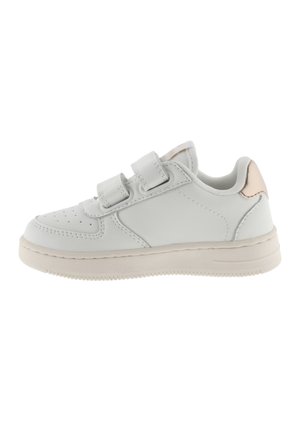 Weißer Sneaker mit niedrigem Schaft, zwei Klettverschlüssen, perforiertem Zehenbereich und einem beigen gepolsterten Kragen auf einer Gummisohle.