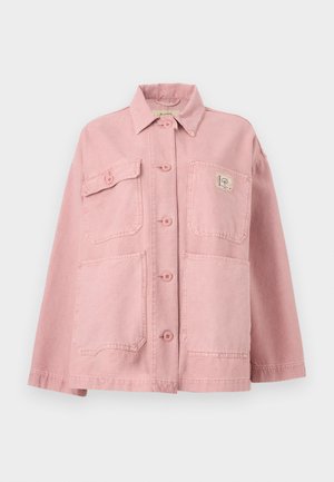 Veste rose à boutons avec quatre grandes poches avant, une poche à rabat et un col, fabriquée en tissu doux avec un petit patch sur la poche de poitrine.