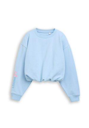 Lichtblauwe cropped sweatshirt met lange mouwen en geribbelde manchetten, met een kleine roze bloem en de tekst "LIVING" op de linkermouw.