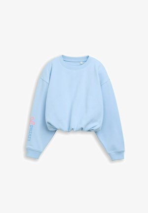Hellblaues kurzes Sweatshirt mit langen Ärmeln und gerippten Bündchen, mit einer kleinen pinken Blume und dem Text "LIVING" am linken Ärmel.