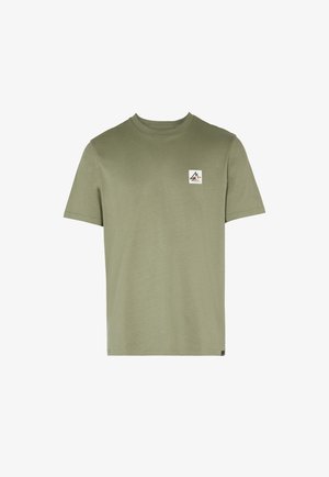 T-shirt verde oliva a maniche corte con collo rotondo e piccola toppa quadrata con logo sul petto sinistro.