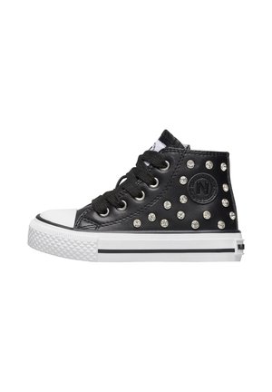 Sneakers alte nere in pelle con dettagli in borchie argentate, suole in gomma bianche e lacci neri. Presentano una punta rotonda e un dettaglio del logo.