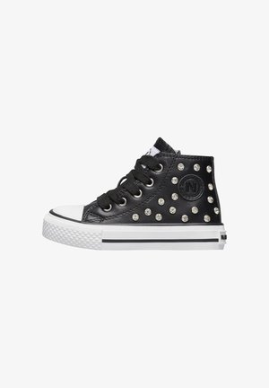 Zwarte leren high-top sneakers met zilveren studs, witte rubberen zolen en zwarte veters. Beschikt over een ronde neus en een logo-detail.