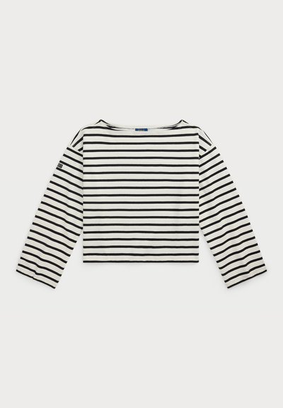 Dolge rokave, kratka majica v beli barvi z črnimi vodoravnimi črtami. Ima širok izrez in oznako na levem rokavu. Narejena iz mehkega bombažnega materiala.