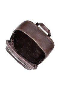 Sac à dos en cuir marron avec une surface texturée, fermeture éclair et un intérieur doublé en tissu avec un motif logo. Inclut une poignée sur le dessus.