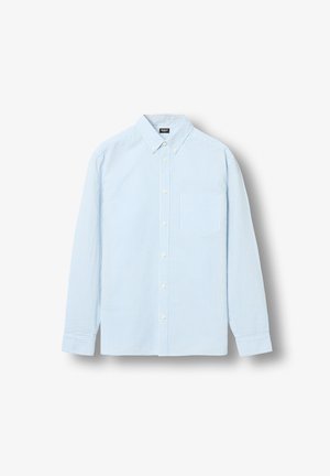 Šviesiai mėlynos ir baltos spalvos ilgarankovė marškiniai su sagutėmis, juostelėmis, krūtinės kišene ir sagų apykakle, išdėstyti ant balto fono.