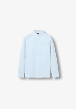 Světle modrá a bílá košile s dlouhým rukávem a proužky, s náprsní kapsou a límečkem na knoflíky, položena na bílém pozadí.