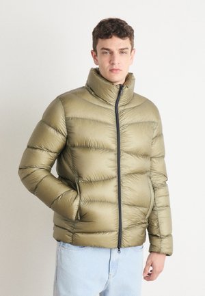 Maslinasto zeleni puffer jakna s visokim ovratnikom, zatvaranjem na zip i horizontalnim šavovima. Ima glatku, sjajnu teksturu.