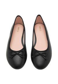 Svarta ballerina skor i slät syntetisk material, med rund tå, elastisk kant och en dekorativ rosett på varje sko.