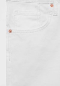 Jeans de mezclilla blanca con un diseño de cinco bolsillos, detalles de remaches de cobre y una tela de textura suave. Costuras visibles a lo largo de las costuras.