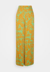 Calças largas em tecido verde vibrante adornadas com um padrão de folhas laranja, com um design de cintura alta.
