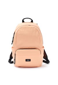 Zaino color pesca con una texture liscia, dotato di un ampio scomparto principale, tasca frontale con zip, tasche laterali in rete e spallacci neri regolabili.