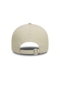 Casquette de baseball beige avec une visière courbée, une sangle ajustable à l'arrière, texture en tissu et trous de ventilation cousus.