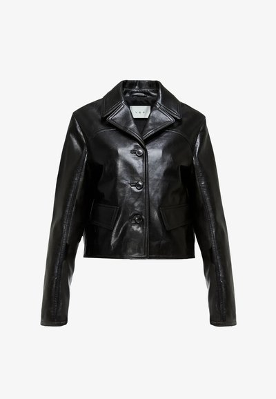 Zwarte leren cropped jas met een brede kraag, vier knopen en twee voorzakken, met een gladde, glanzende textuur.