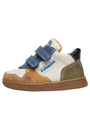 Sneakers in velcro con design multicolore in bianco, marrone, verde scuro e blu, con punta perforata e suola in gomma.