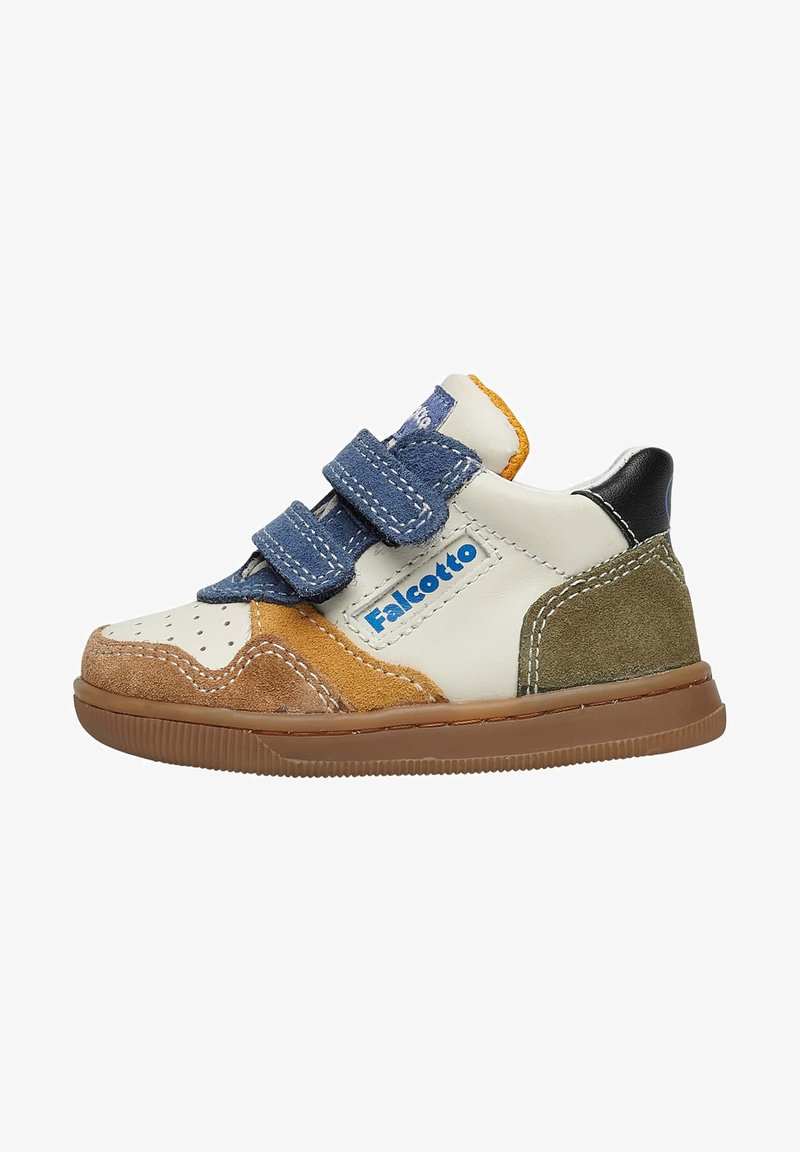 Sneakers in velcro con design multicolore in bianco, marrone, verde scuro e blu, con punta perforata e suola in gomma.