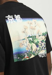 Jack & Jones JORTOKYO MARKET TEE  CREW NECK - Apdrukāts T-krekls - black
