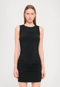 Rochie fără mâneci, de culoare neagră, cu o siluetă ajustată, realizată dintr-un material neted, având detalii plisate pe laterale pentru un plus de textură.