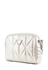 Borsa a tracolla in tessuto trapuntato argento con logo triangolare, caratterizzata da una superficie testurizzata e una tracolla a catena. Chiusura con zip e dettaglio a motivo geometrico.