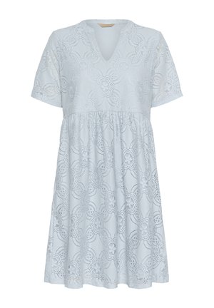 Világoskék, rövid ujjú ruha, virágos csipkés mintával, V kivágással és bővülő szoknyával. Texturált anyagból készült.