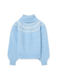 Maglione in lana di un delicato blu chiaro con collo alto, caratterizzato da un motivo geometrico bianco sulle spalle e polsini e orlo ribattuti.