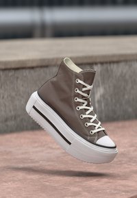 Επιλέχθηκε, pot hole plum/white/black