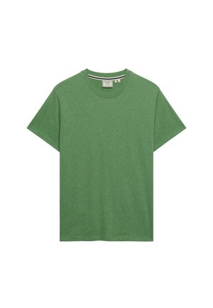 Camiseta verde de manga corta con cuello redondo, pequeño logo bordado en el pecho izquierdo y detalle de cuello interior a rayas.