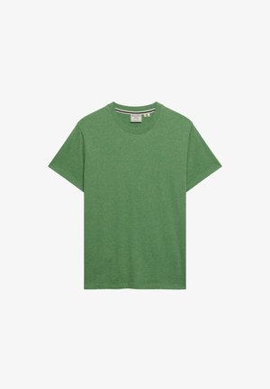 Camiseta verde de manga corta con cuello redondo, pequeño logo bordado en el pecho izquierdo y detalle de cuello interior a rayas.