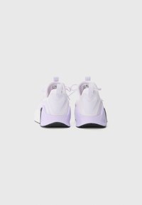 Baskets de sport violettes avec un dessus texturé et des accents lisses, dotées d'une épaisse semelle blanche et d'une semelle en caoutchouc noir.