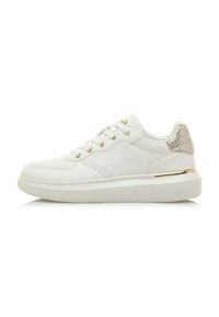 Weiße Ledersneaker mit einem strukturierten metallic-goldenen Akzent an der Ferse, flacher weißer Sohle und goldenen Ösen für die Schnürsenkel.