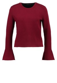 Bordowy długi sweter z długim rękawem, okrągłym dekoltem, rozkloszowanymi rękawami i detalami na ramionach. Gładka faktura i dopasowany krój.