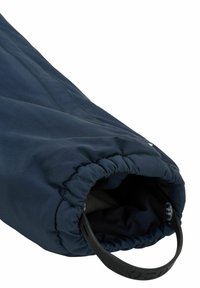 Manga de chaqueta azul marino con puño elástico, con una textura suave, forro interior visible y una presilla negra para ajuste.