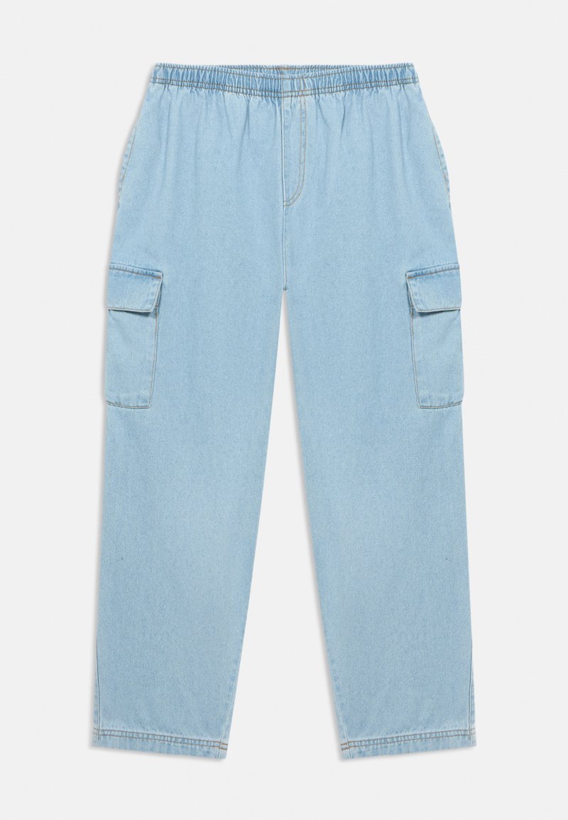 Pantalon cargo en denim bleu clair avec une taille élastique, deux poches latérales et une coupe décontractée. Détails de couture et jambe droite.