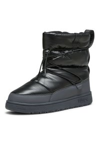 Botte d'hiver rembourrée noire avec une finition brillante, bout rond, fermeture à cordon, semelle épaisse et semelle inférieure en caoutchouc texturé. Logo Puma sur le côté.