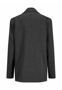 Tmavě šedý blazer se strukturovaným designem, dlouhými rukávy, ostrými klopami a texturovanou látkou s jemnými skvrnami po celém povrchu.