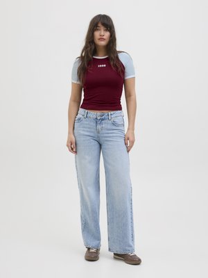 JXGIGI CONTRAST TEE - Print T-shirt - cabernet/skyway