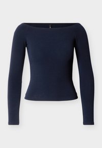 Μπλε ναυτικό μακρυμάνικο τοπ με εφαρμοστή σιλουέτα και ντεκολτέ που αφήνει ακάλυπτους τους ώμους. Μαλακό, λείο ύφασμα και στρογγυλεμένη ραφή στο τελείωμα. Χωρίς ορατά μεταλλικά μέρη.