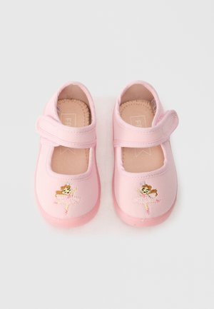 Rosa stof Mary Jane sko med velcro rem. Har en broderet ballerina design. Blød sål med en let glitrende effekt.