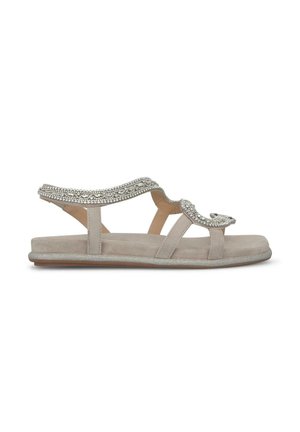Infradito beige con finitura in suede, multiple cinturini e una fila decorativa di strass lungo la parte superiore. Sole piatto con leggero luccichio.