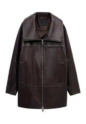 Chaqueta de cuero marrón oscuro con cuello extragrande, cierre frontal con cremallera y dos bolsillos laterales, presentada sobre un fondo blanco.