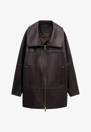 Giacca in pelle marrone scuro con colletto oversize, chiusura frontale con zip e due tasche laterali, mostrata su sfondo bianco.